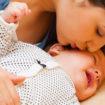 Weinendes Baby mit Mama