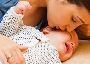 Weinendes Baby mit Mama