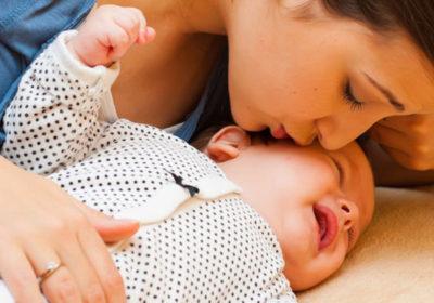 Weinendes Baby mit Mama
